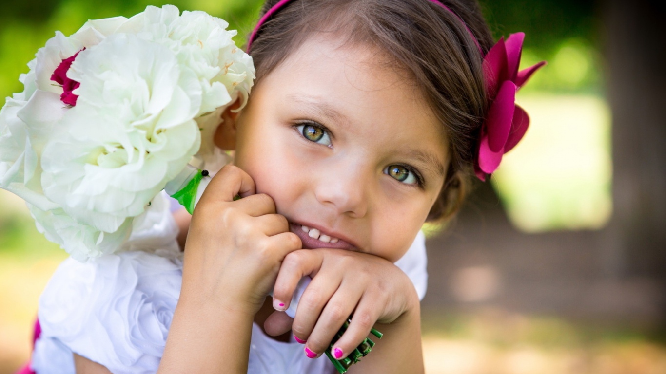 Маленькая девочка с букетом белых цветов в руках