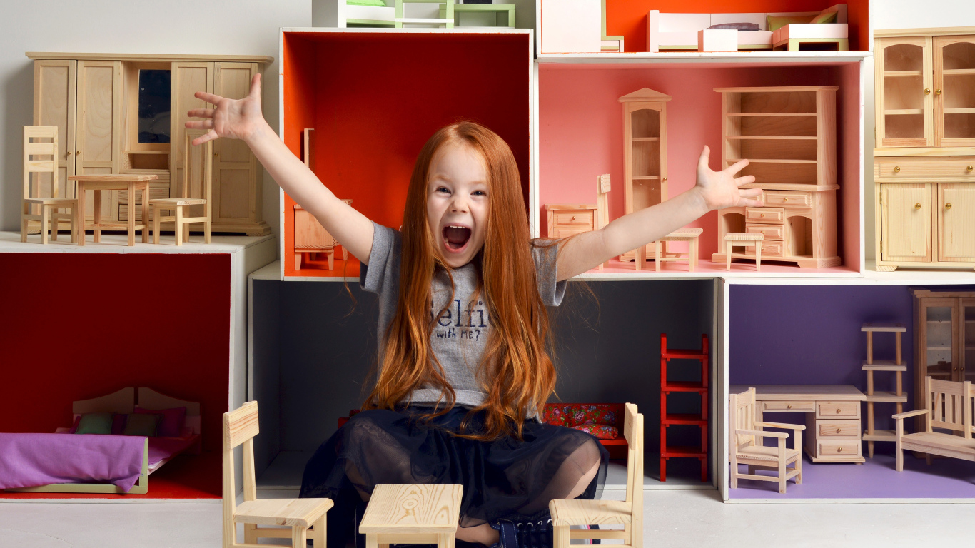 Маленькая девочка с игрушечной мебелью