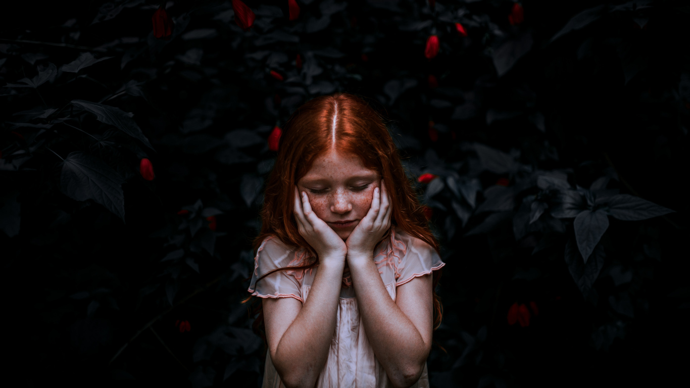 Маленькая рыжеволосая девочка с закрытыми глазами 