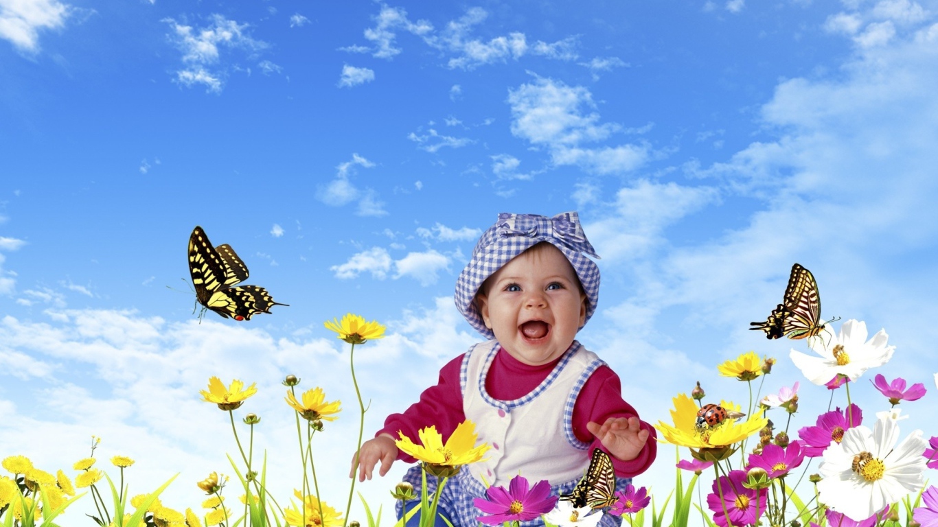 Улыбающийся ребенок на фоне голубого неба