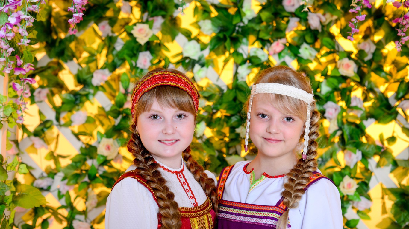 Две девочки в народных костюмах