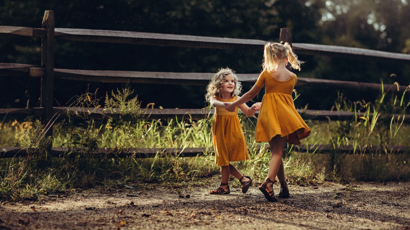 Две маленькие девочки танцуют