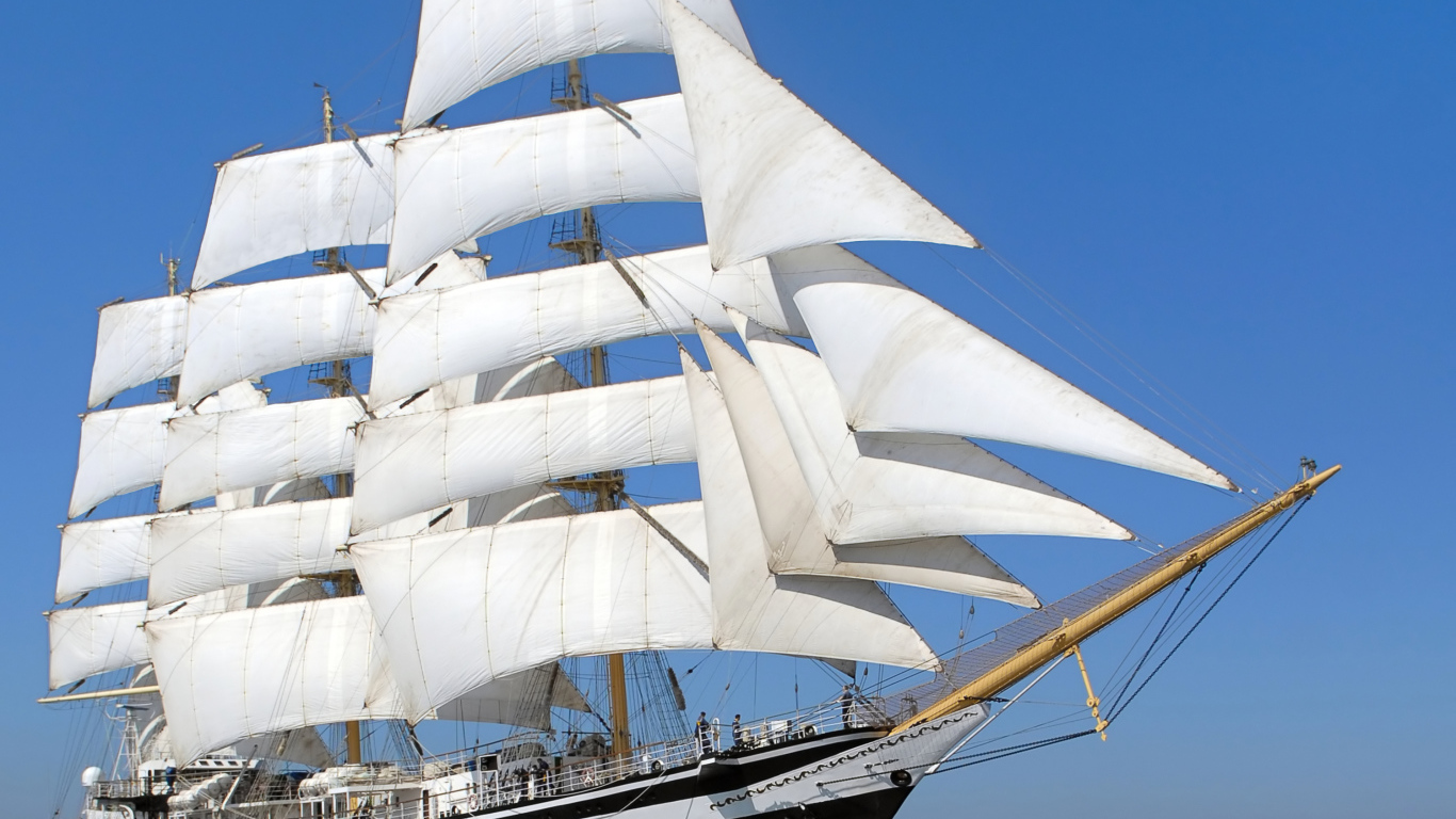 Большой корабль с белыми парусами в море 