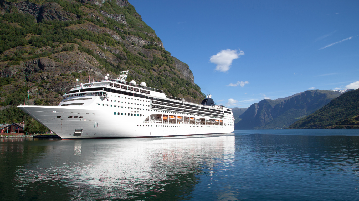 Большой круизный лайнер в заливе