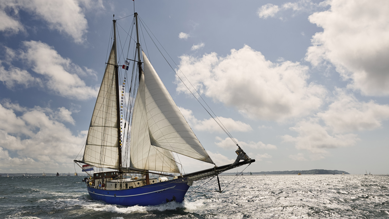 Парусно судно в море солнечным днем