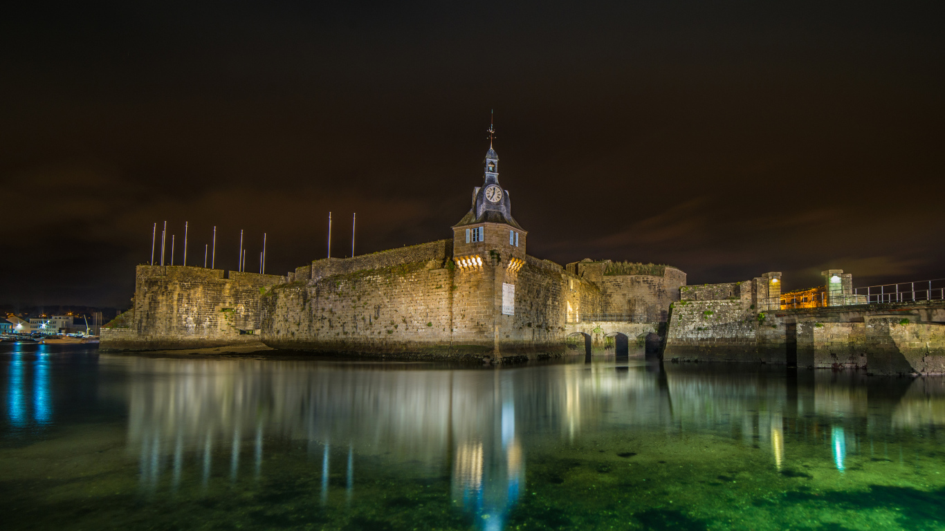 Крепость у воды ночью, коммуна Конкарно. Франция