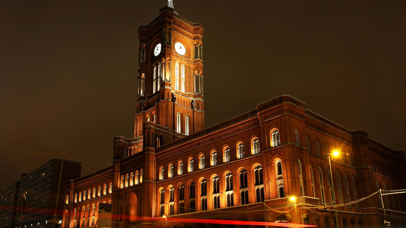 Здание Красная ратуша ночью, Берлин. Германия