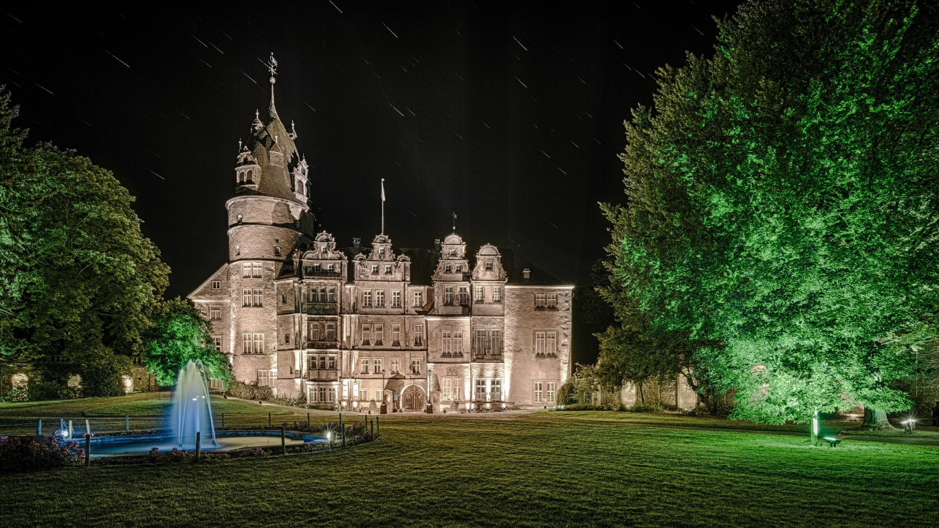Резиденция Герцогского замка Детмольд в Северном Рейне-Вестфалии ночью, Германия
