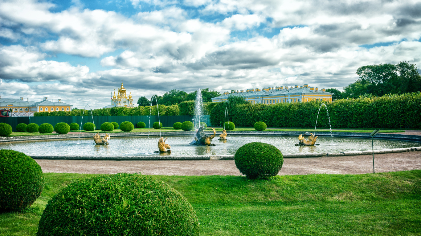 Красивый фонтан в парке Петергоф, Санкт-Петербург