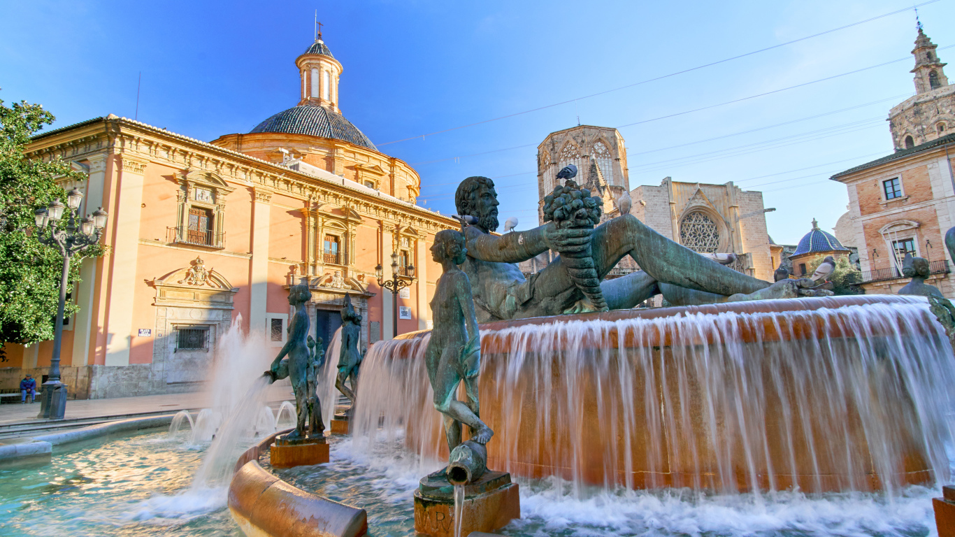 Фонтан у домов в городе Валенсия, Испания 