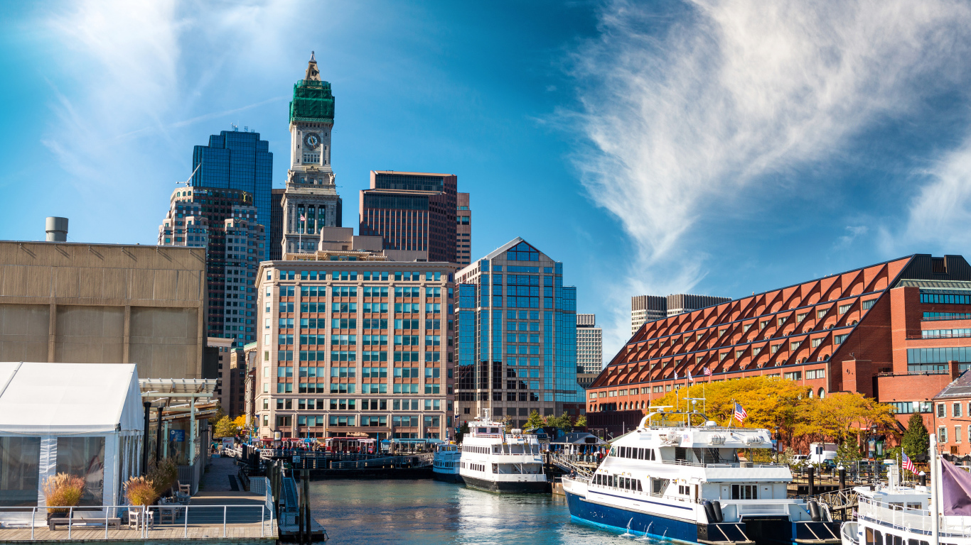 Речные суда у причала на фоне небоскребов города Бостон. США