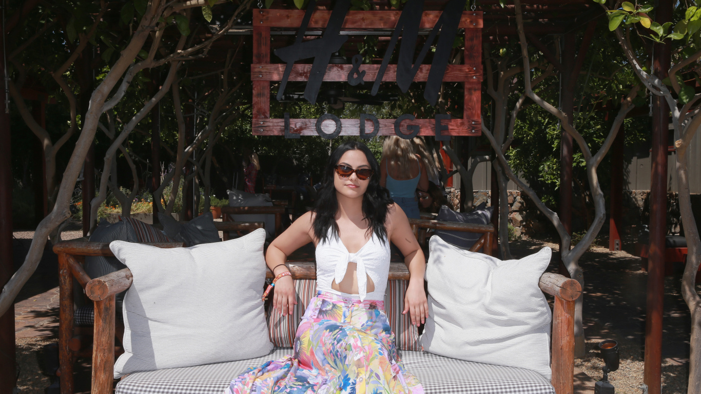 Актриса Камила Мендес сидит на диване в подушками