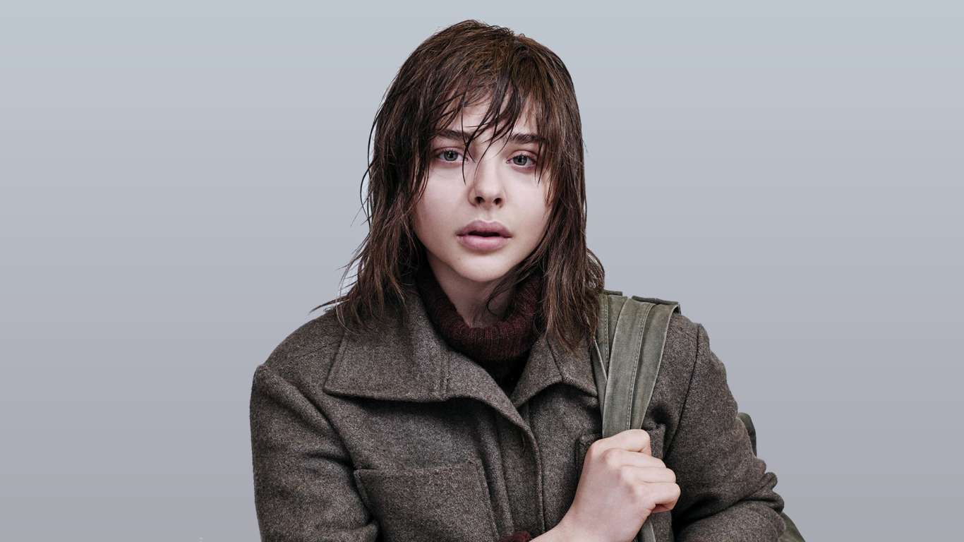 Актриса Хлоя Грейс Морец с мокрыми волосами в пальто 