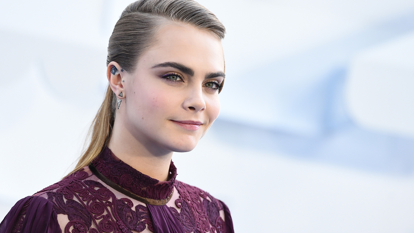 Актриса Кара Делевинь с очаровательной улыбкой