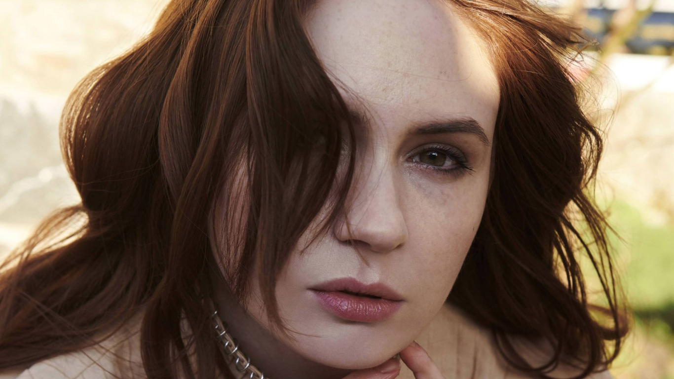 Актриса Карен Гиллан с распущенными волосами