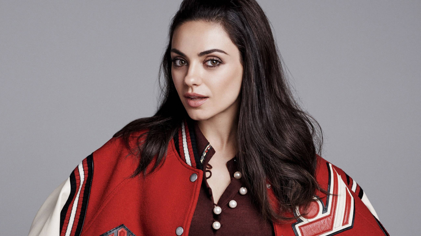 Актриса Мила Кунис в спортивной куртке