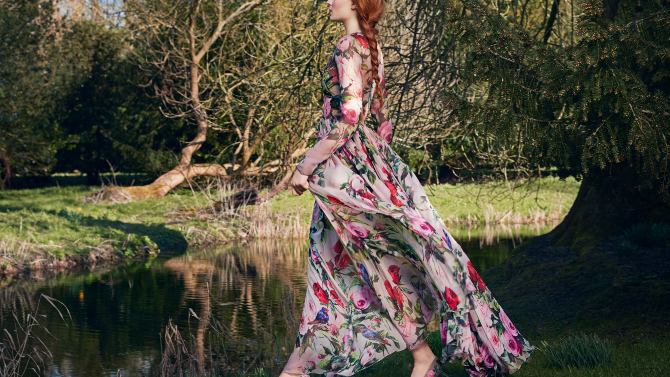 Актриса Софи Тёрнер в красивом платье у реки