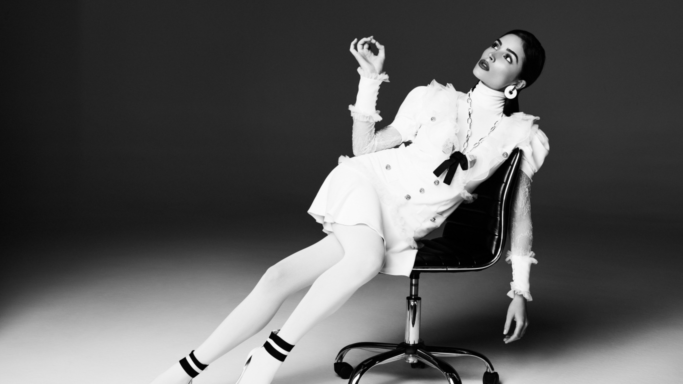 Американская актриса Оливия Калпо сидит на стуле, черно белое фото