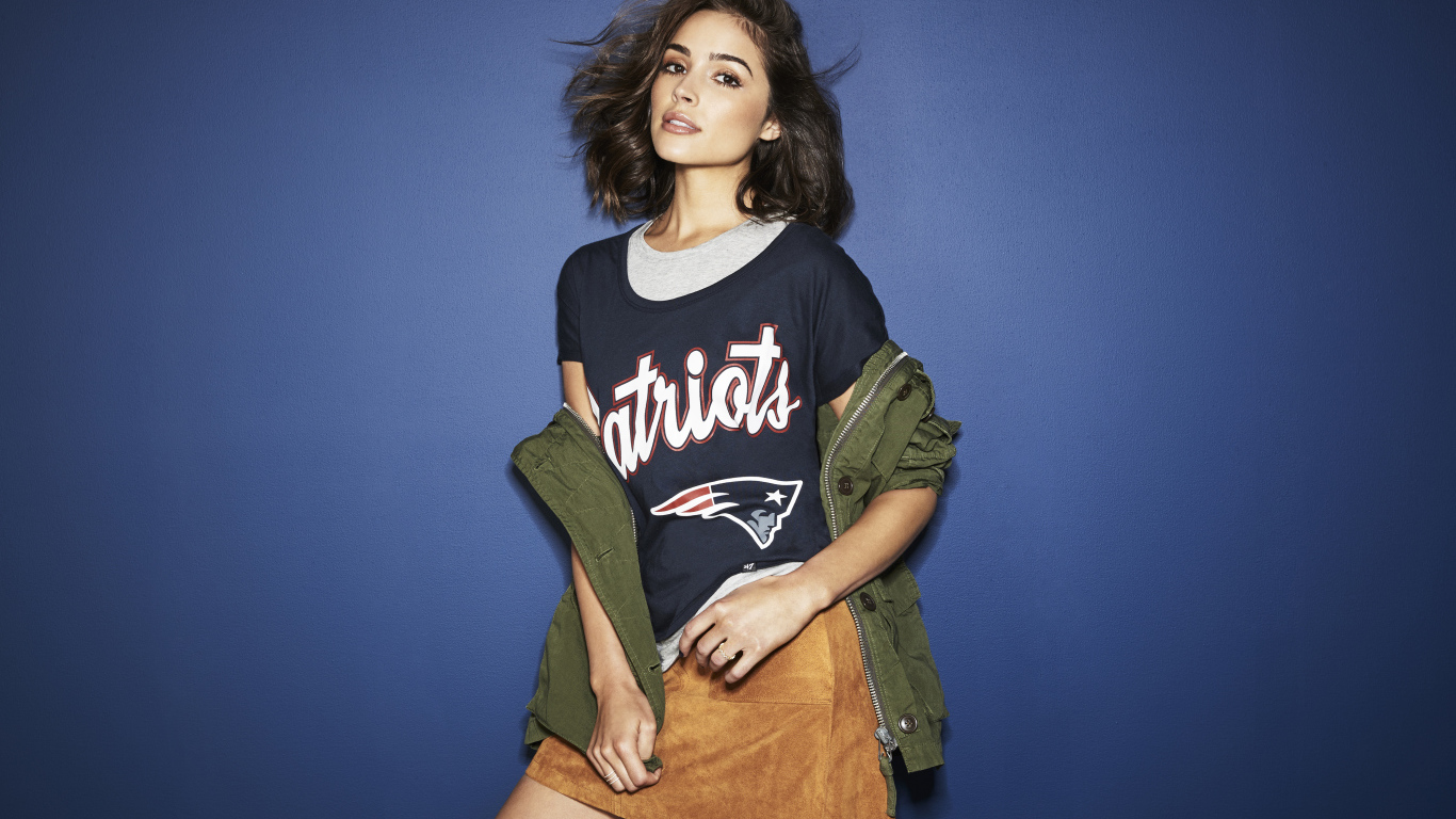 Американская актриса, модель Оливия Калпо на синем фоне