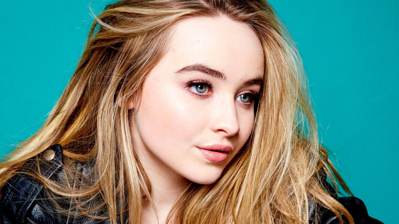 Американская актриса и певица Сабрина Карпентер в черной куртке