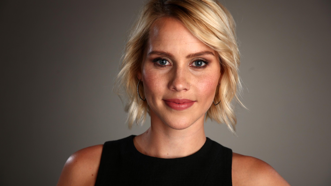 Австралийская актриса Клэр Холт на сером фоне