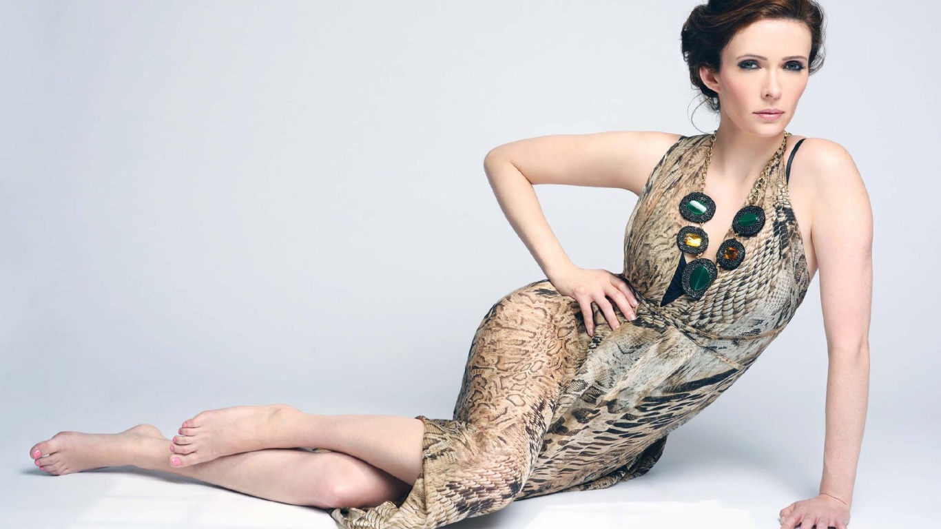 Красивая актриса Битси Таллок на сером фоне