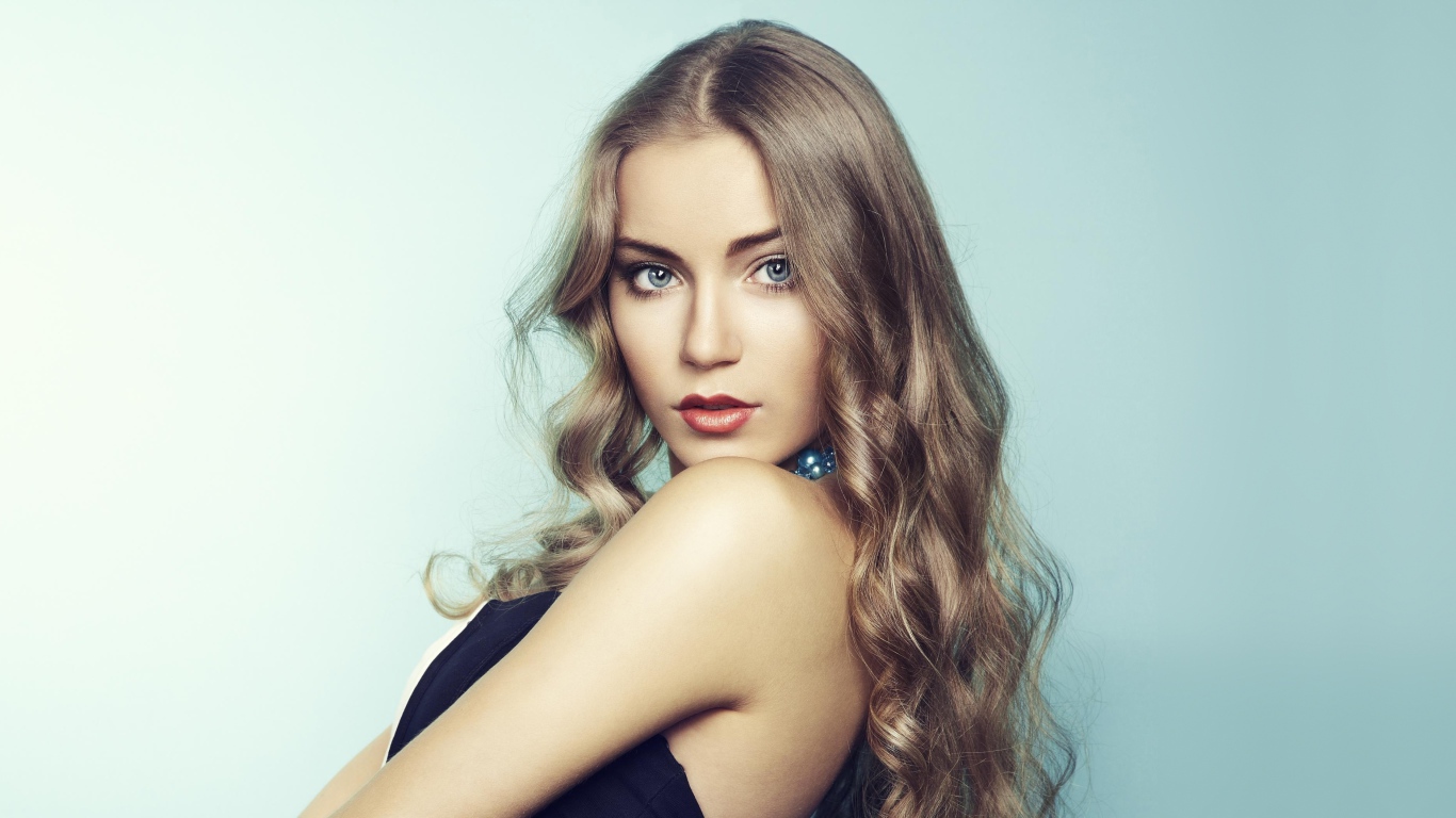 Красивая голубоглазая девушка, актриса Арина Постникова