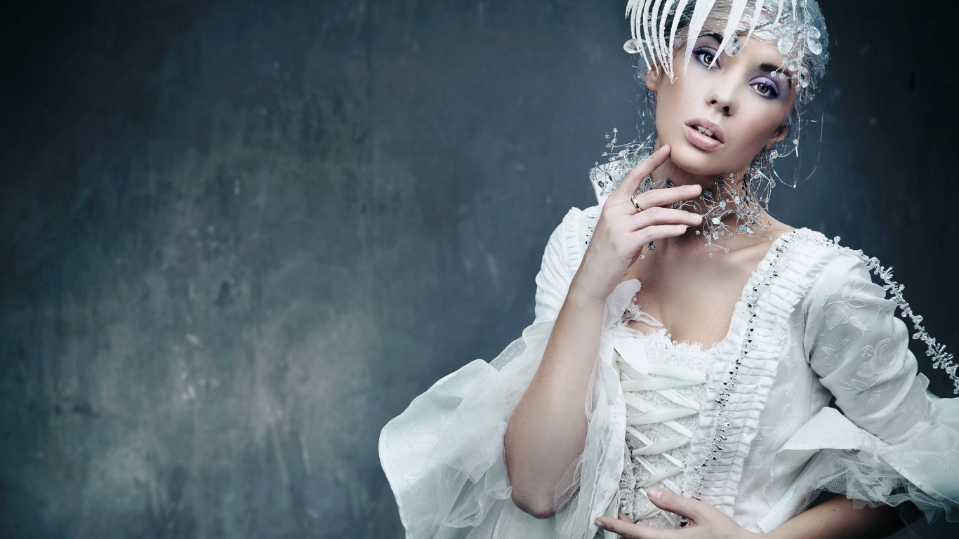 Красивая девушка невеста в старинном платье 