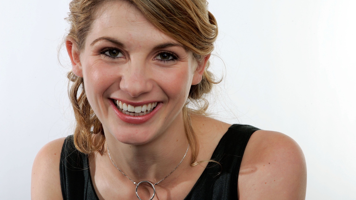 Красивая улыбающаяся актриса Джоди Уиттакер