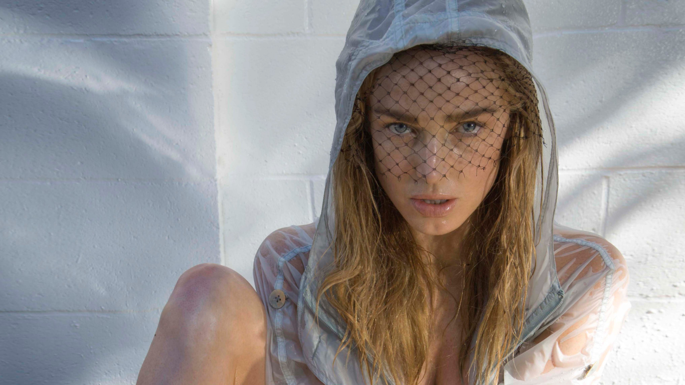 Девушка блондинка, актриса Кейти Лотц