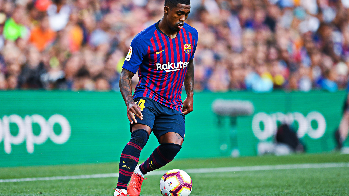 Бразильский футболист Малкон на футбольном поле с мячом