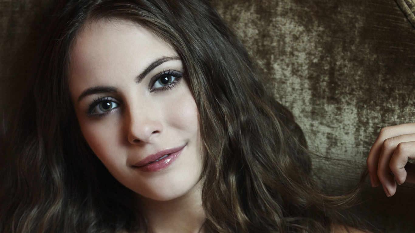 Брюнетка с красивыми глазами, актриса Уилла Холланд