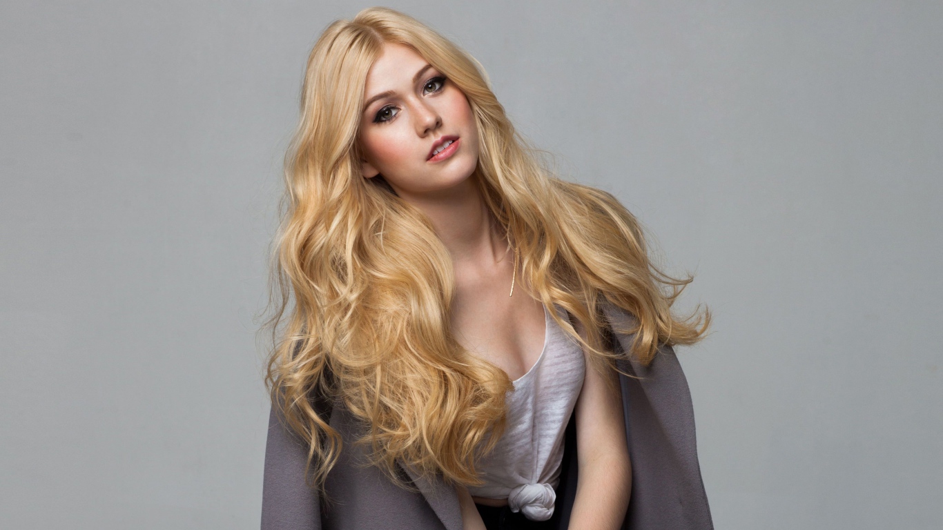 Эффектная блондинка Кэтрин Макнамара на сером фоне