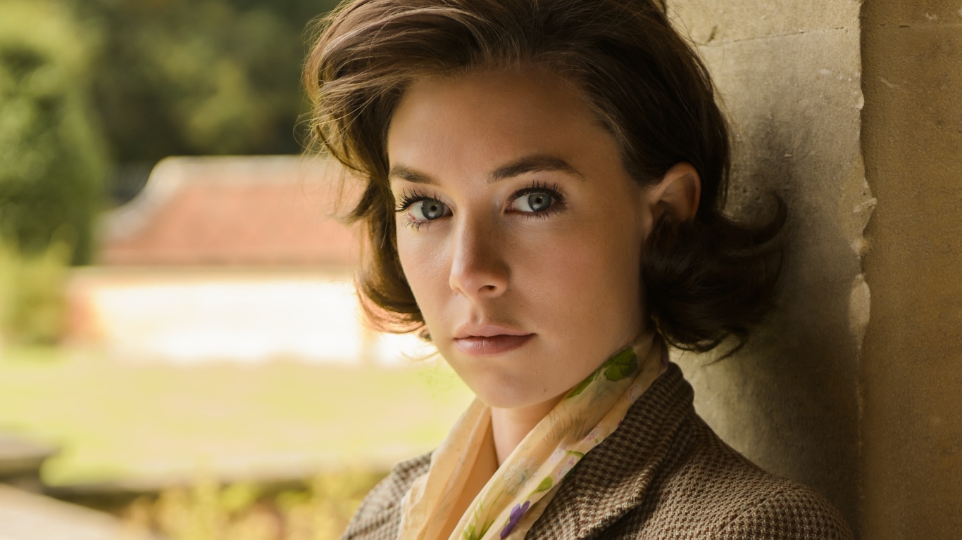 Английская актриса Ванесса Кирби стоит у стены