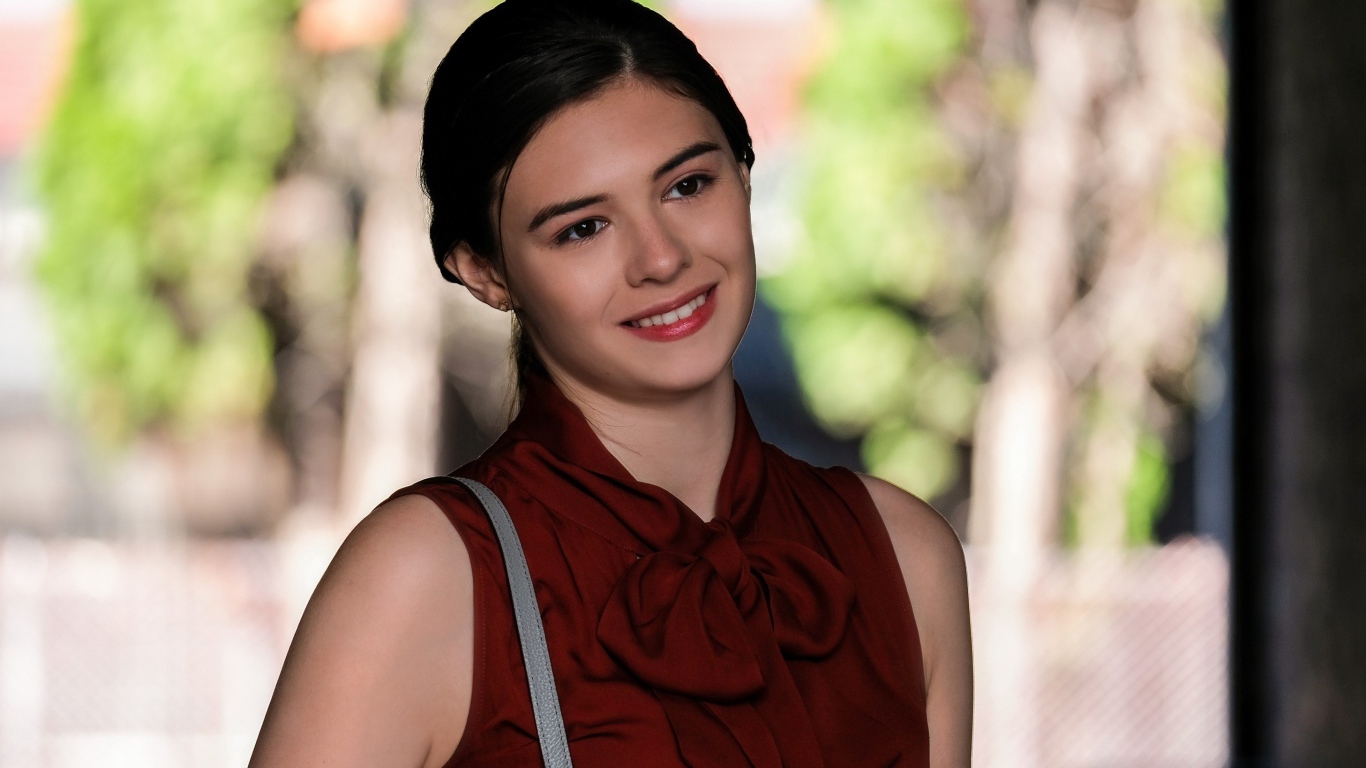 Нежная улыбающаяся девушка в красном, актриса Николь Мейнс