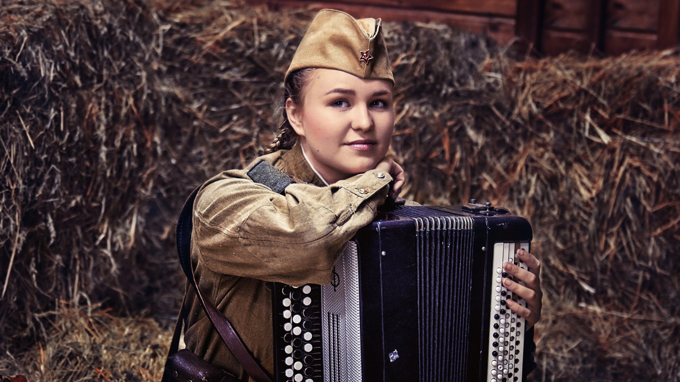 Девушка солдатка в гимнастерке с баяном,  ретро 