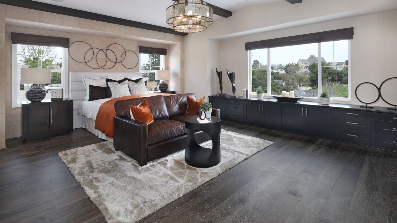 Большая спальная комната с кожаным диваном