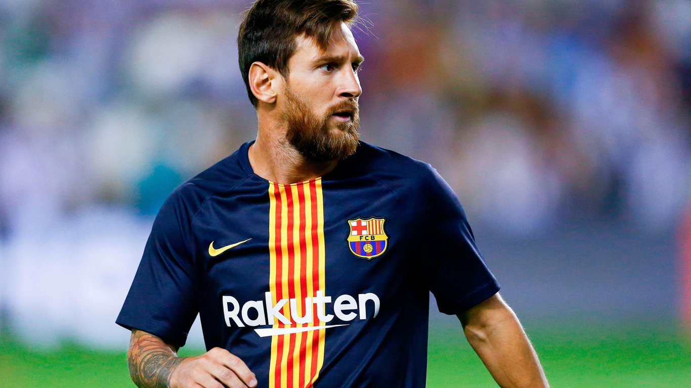 Популярный футболист Лионель Месси с бородой на футбольном поле