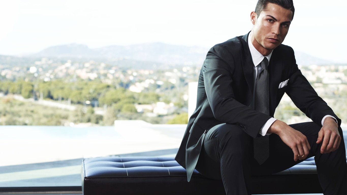 Популярный футболист Криштиану Роналду в костюме