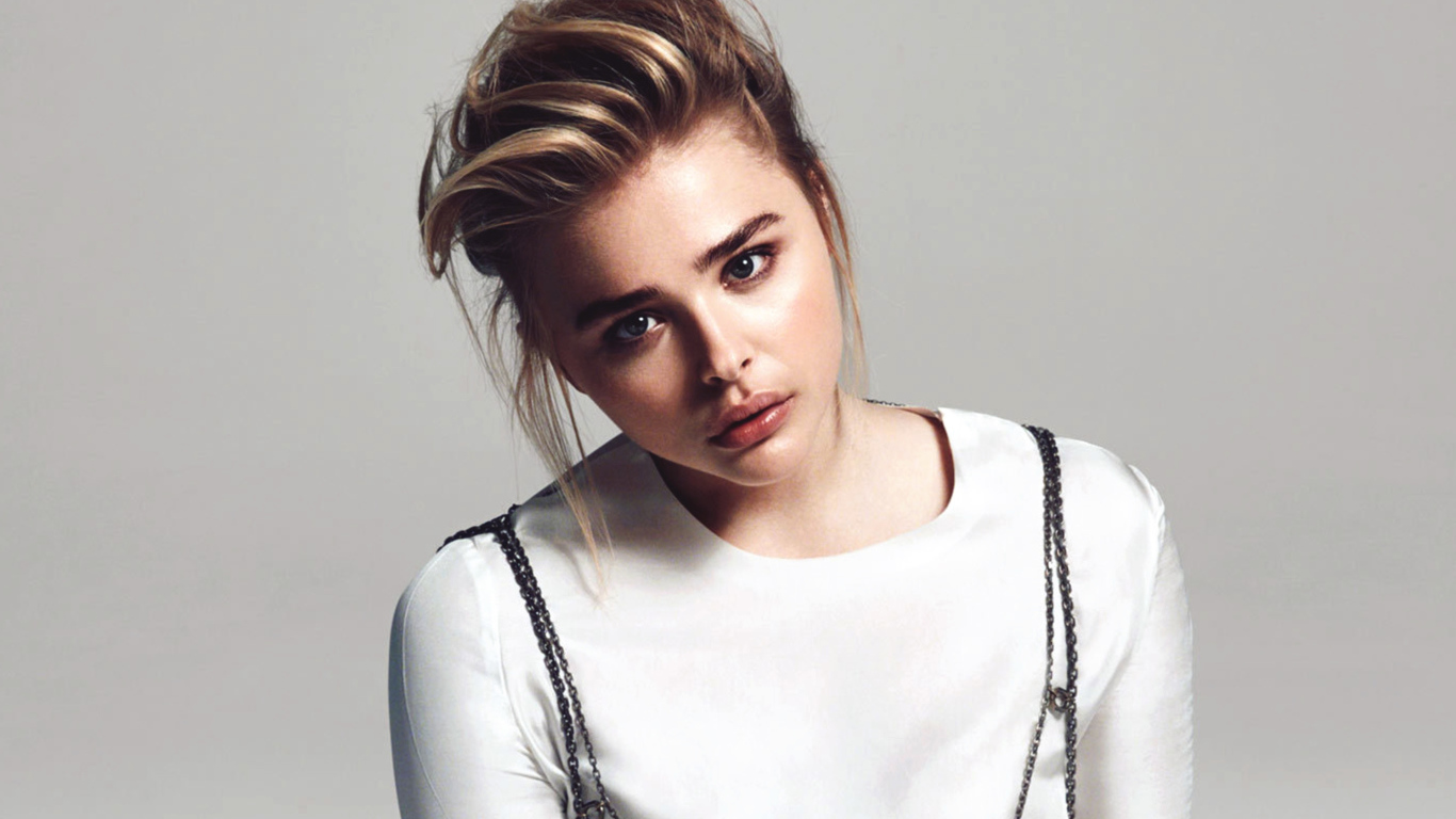 Грустная девушка актриса Хлоя Грейс Морец на сером фоне