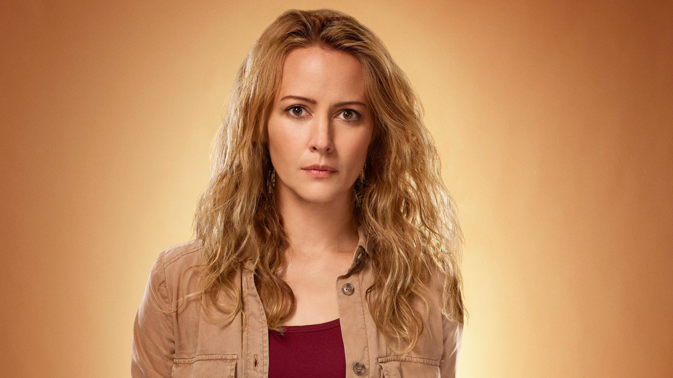 Серьезная американская актриса Эми Экер