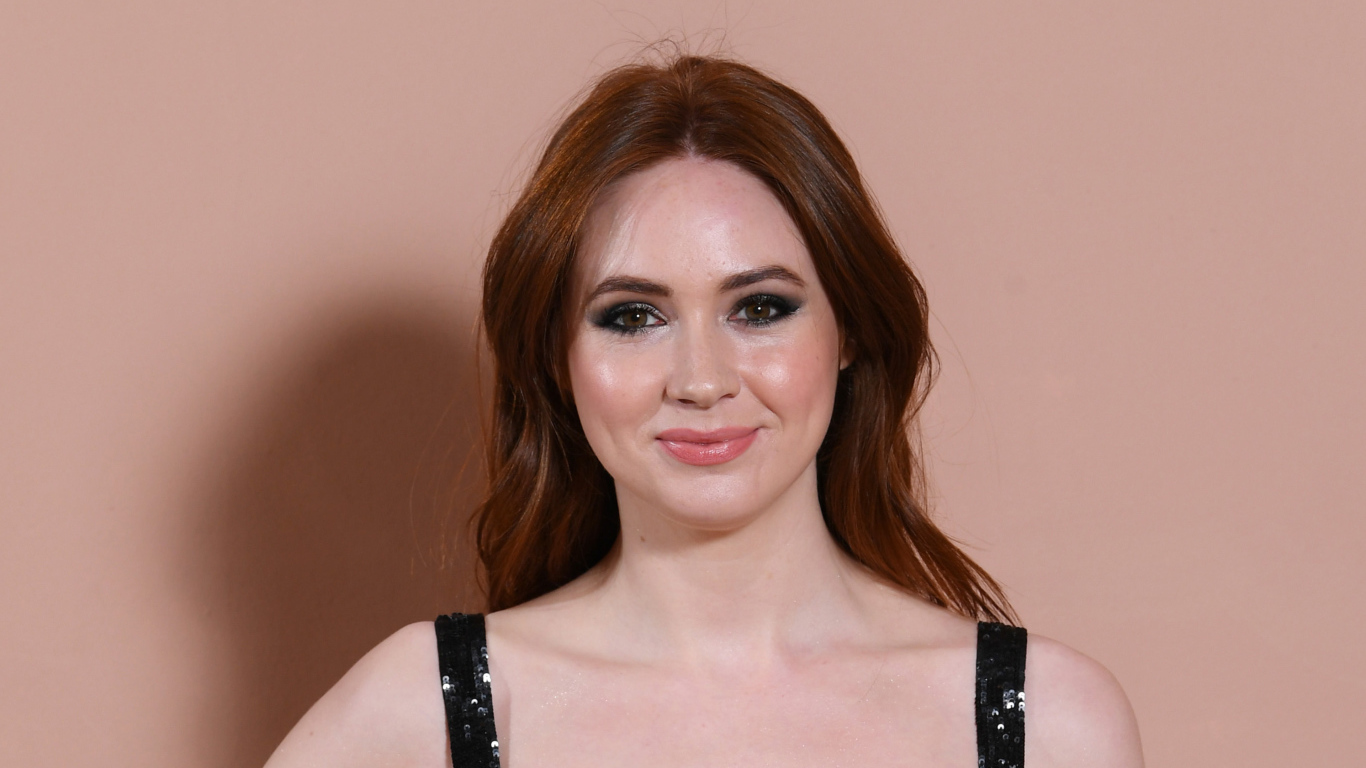 Улыбающаяся актриса Карен Гиллан