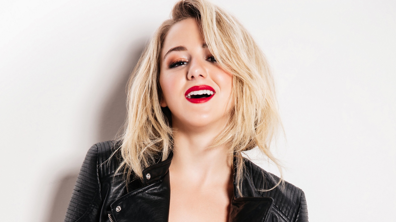 Улыбающаяся молодая девушка, актриса, танцор Хлоя Люказиак