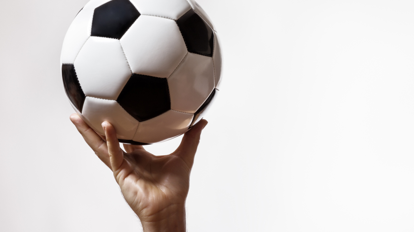 Футбольный мяч в руке на белом фоне