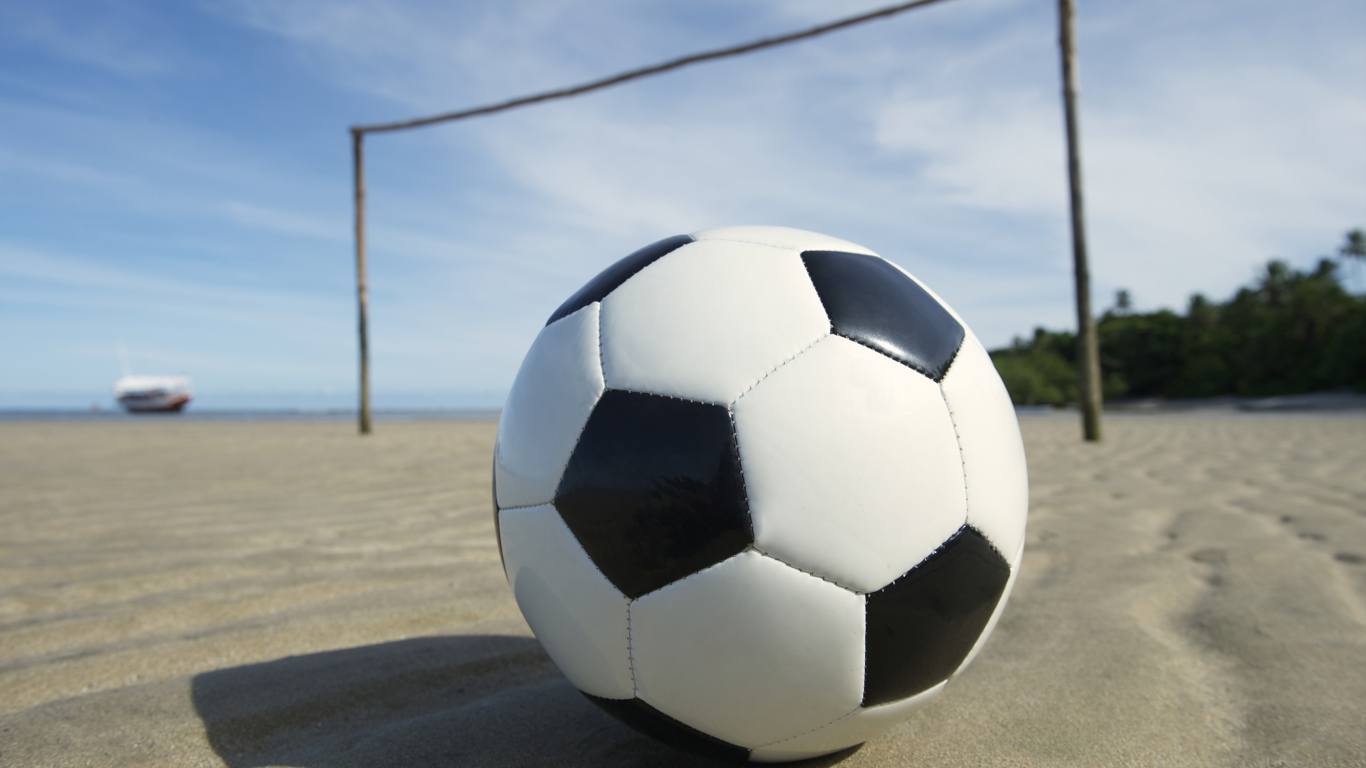 Футбольный мяч на песке на пляже