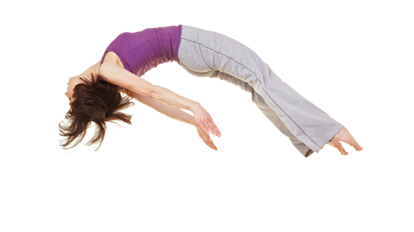 Спортивная девушка в невесомости на белом фоне