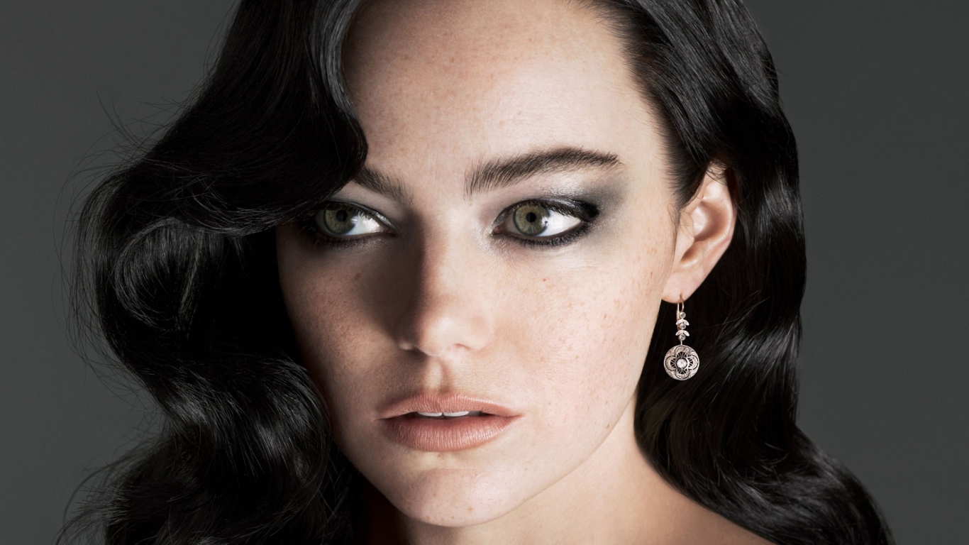 Стильная брюнетка, актриса Эмма Стоун, 2018