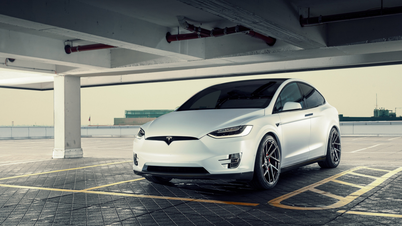 Белый электрический автомобиль Tesla Model X, 2018