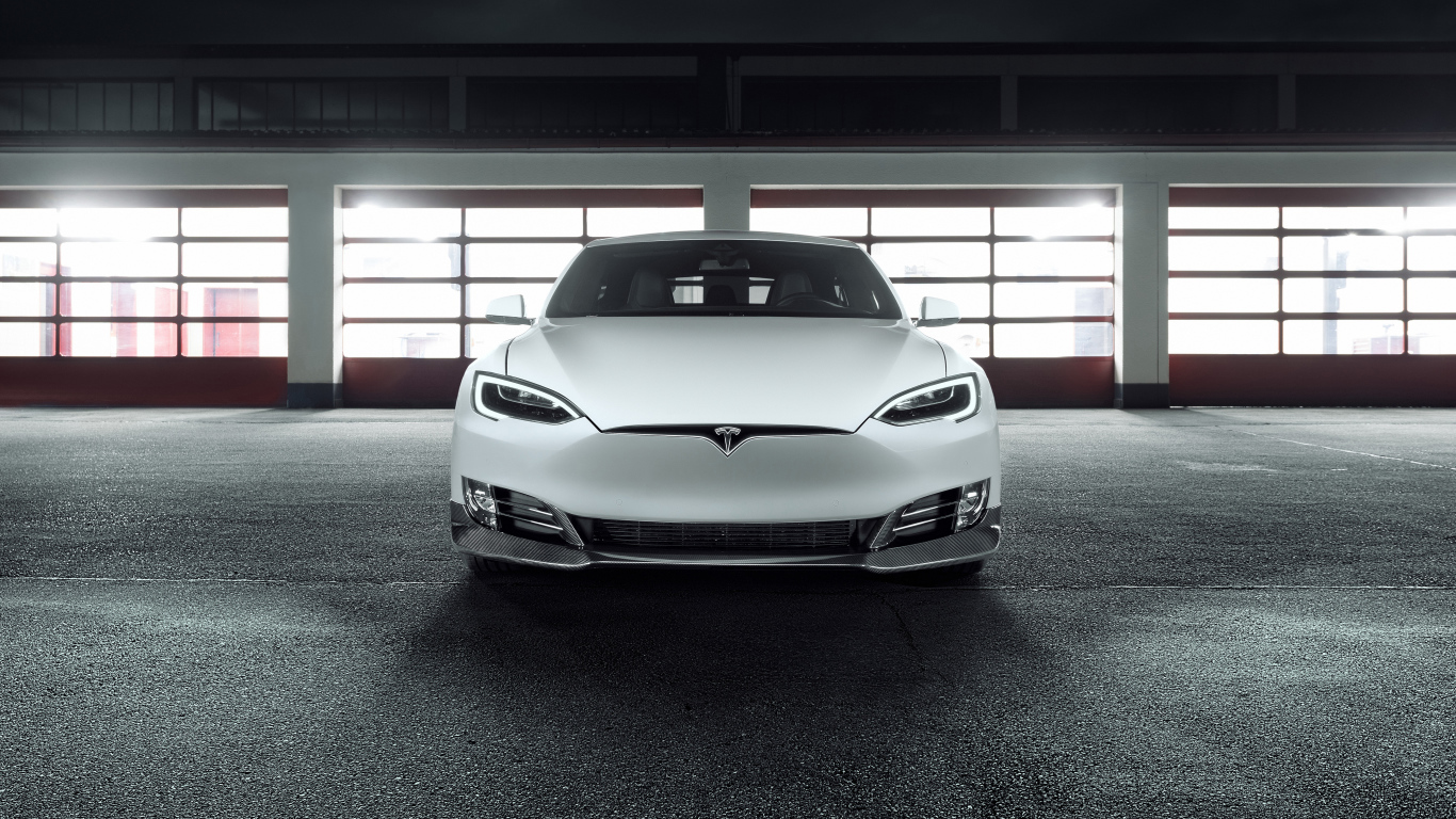 Белый электромобиль Tesla Model S, вид спереди