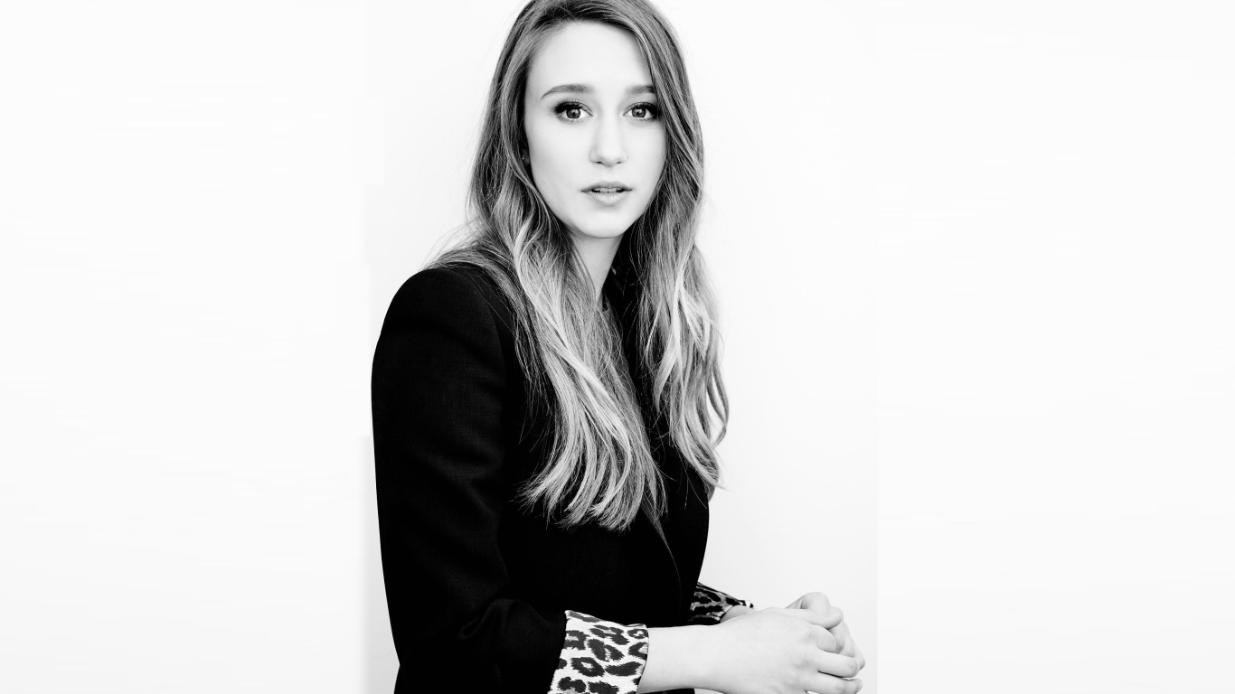 Молодая американская актриса Таисса Фармига черно белое фото